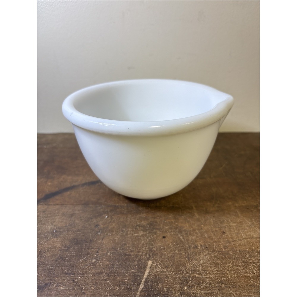 VTG Hamilton Beach Racine Milk Glass Batter Bowl  1 QUART- 4.25" tall